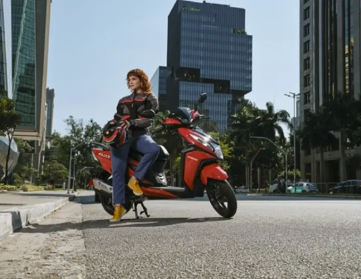 Mulher sentada em moto vermelha